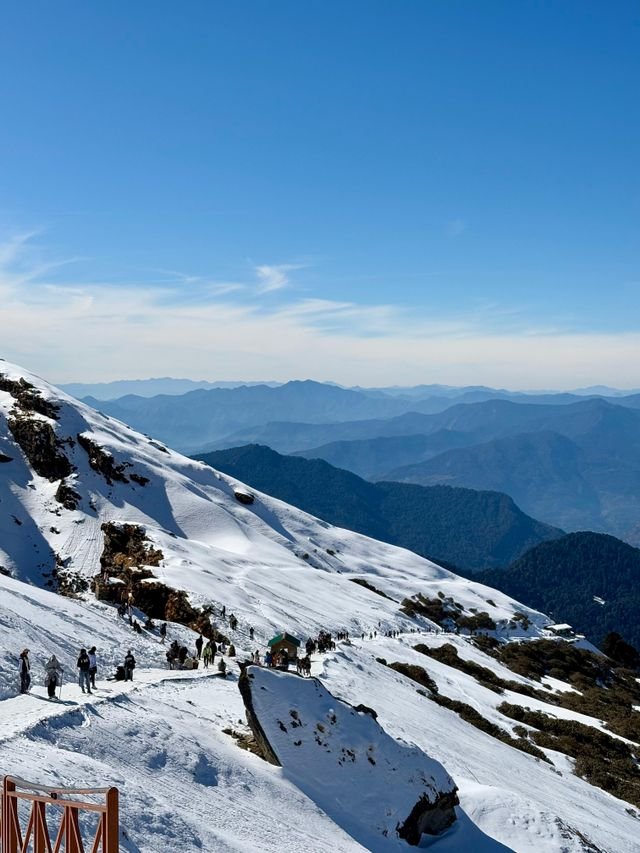 Snow trail and trekkers Chopta Tungnath